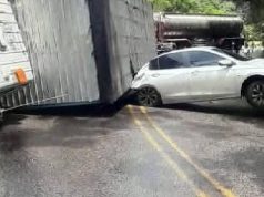 Camión se vuelca y aplasta vehículo particular