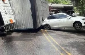 Camión se vuelca y aplasta vehículo particular