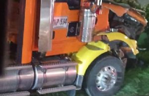 Choque entre tractomula y camión provoca monumental trancón en Madrid