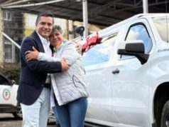 Alcalde de Cota homenajea a madres con cáncer