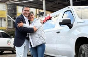 Alcalde de Cota homenajea a madres con cáncer