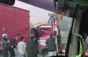 Choque entre camiones afecta la movilidad en Madrid