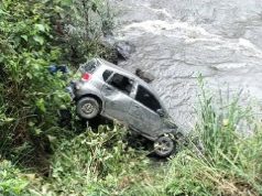 Grave accidente: vehículo cae al río