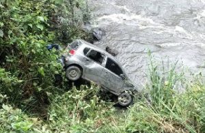 Grave accidente: vehículo cae al río