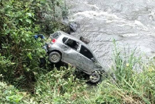 Grave accidente: vehículo cae al río