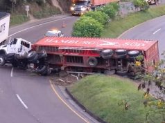Tractocamión pierde el control en la vía Bogotá