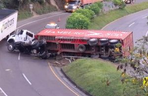 Tractocamión pierde el control en la vía Bogotá