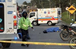 Tragedia en la vía Siberia: cable causa la muerte de dos motociclistas