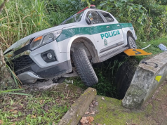 Patrulla policial sufre accidente en zona rural