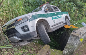 Patrulla policial sufre accidente en zona rural