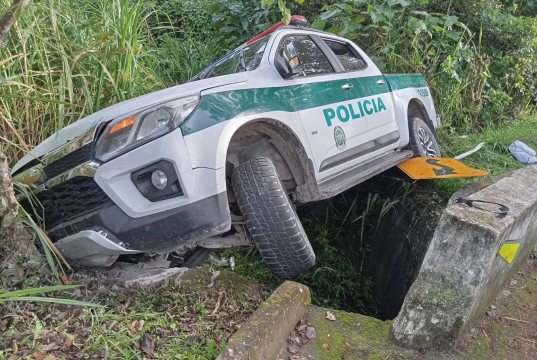 Patrulla policial sufre accidente en zona rural