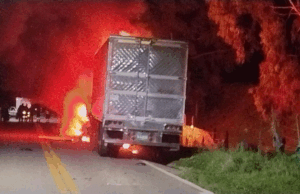 Tractomula se incinera tras choque con motocicleta