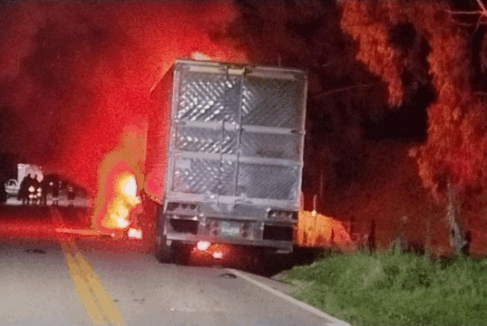 Tractomula se incinera tras choque con motocicleta