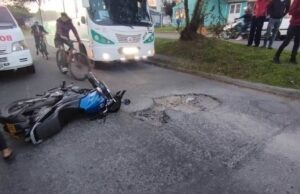 Motociclista sufre accidente en Facatativá por mal estado de la vía