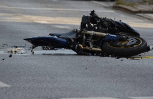 Se bajó un a ayudar en un accidente y lo atropellaron