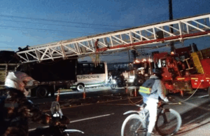 Un fuerte accidente provocó el colapso total en la calle 80