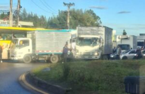 Choque genera congestión vehicular en la glorieta de Siberia