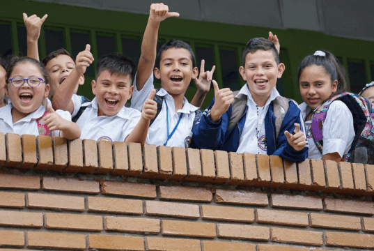 Gobierno destina billones para fortalecer colegios en todo el país