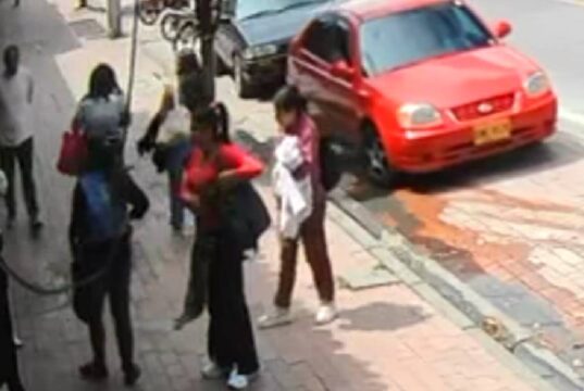 Joven es víctima de un robo a plena luz del día