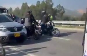 En Mosquera motociclistas aprovecharon un accidente y robaron camión
