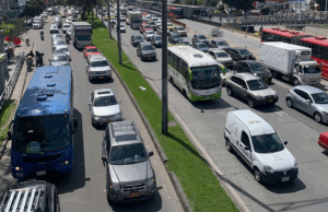 ¡Caos en la Calle 80! Conductores enfrentan tráfico infernal