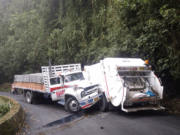 Choque entre dos camiones paraliza importante vía