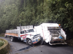 Choque entre dos camiones paraliza importante vía