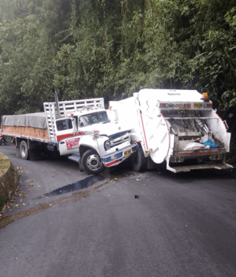 Choque entre dos camiones paraliza importante vía