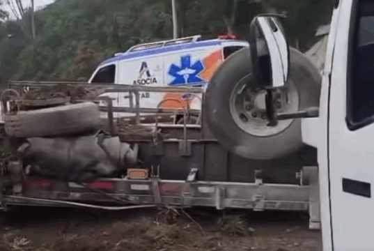 Volcamiento de tractocamión paraliza la vía Bogotá