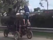 Indignación en la vía Mosquera: captan a motociclistas arrojando llantas