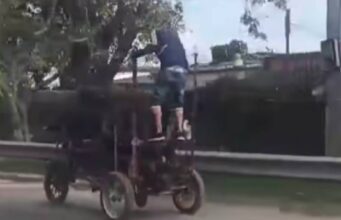 Indignación en la vía Mosquera: captan a motociclistas arrojando llantas