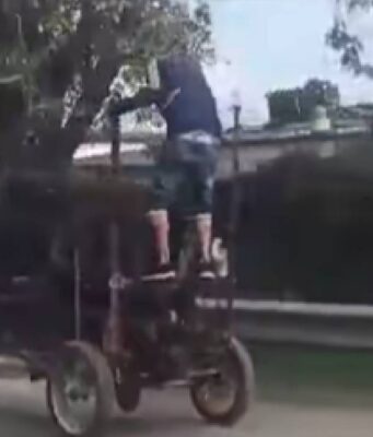 Indignación en la vía Mosquera: captan a motociclistas arrojando llantas