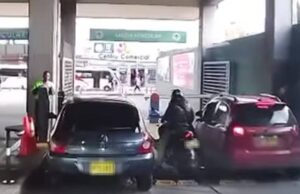 ¡Quedó en cámara! Motociclista habría escapado sin pagar parqueadero