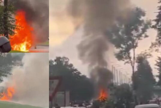 Carro se incendió en plena vía y colapsó la movilidad