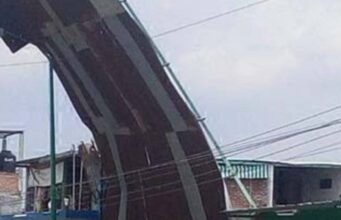 ¡El viento casi provoca una tragedia! Techo de vivienda salió volando