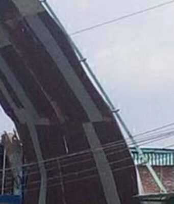 ¡El viento casi provoca una tragedia! Techo de vivienda salió volando