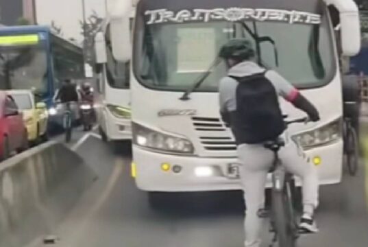 Conductor de Transoriente invade ciclovía en Bogotá y genera indignación