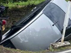 Intentó esquivar otro vehículo y terminó en un canal de aguas