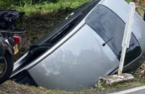 Intentó esquivar otro vehículo y terminó en un canal de aguas