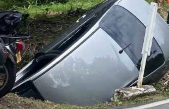 Intentó esquivar otro vehículo y terminó en un canal de aguas