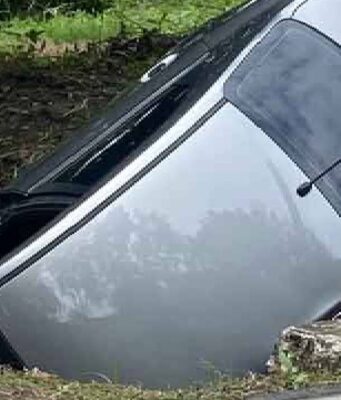 Intentó esquivar otro vehículo y terminó en un canal de aguas