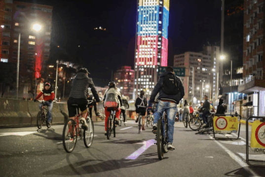 Prográmese estos son los cierres viales por la Ciclovía Nocturna en Bogotá