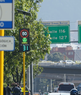 Pilas: Bogotá instala nuevos paneles de velocidad en vías clave