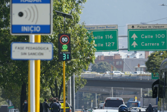 Pilas: Bogotá instala nuevos paneles de velocidad en vías clave