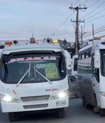Conductores bloquean ingreso a Bogotá tras robo de buseta en Funza