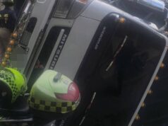 Bomberos atendieron volcamiento de camión