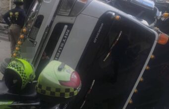 Bomberos atendieron volcamiento de camión