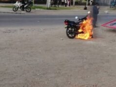 ¡Insólito en Soacha! Hombres quemaron su propia motocicleta