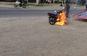 ¡Insólito en Soacha! Hombres quemaron su propia motocicleta