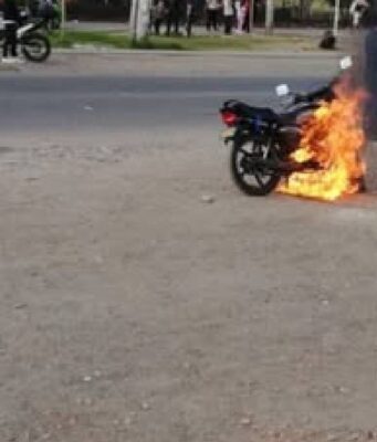 ¡Insólito en Soacha! Hombres quemaron su propia motocicleta